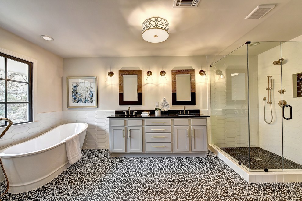 Idéer för ett lantligt svart en-suite badrum, med skåp i shakerstil, grå skåp, ett fristående badkar, en hörndusch, vita väggar, ett undermonterad handfat, svart golv och dusch med gångjärnsdörr