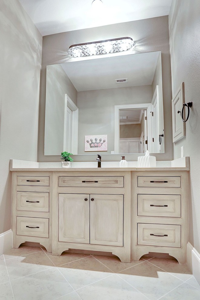 Exempel på ett stort klassiskt badrum, med luckor med profilerade fronter, vita skåp, grå väggar, travertin golv och beiget golv