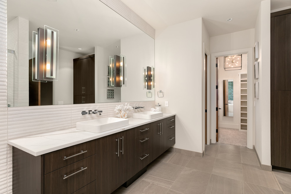 Стильный дизайн: ванная комната в современном стиле с плоскими фасадами, коричневыми фасадами, белой плиткой, плиткой из травертина, белыми стенами, настольной раковиной, бежевым полом и белой столешницей - последний тренд