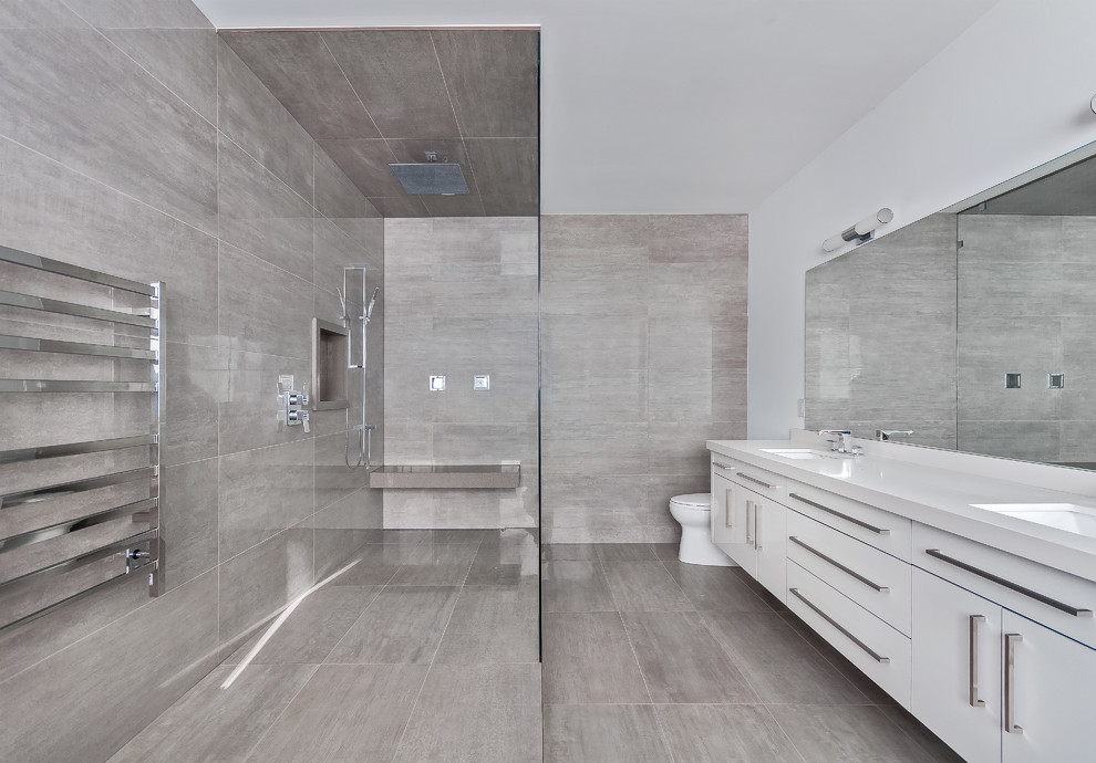 Modernes Badezimmer mit flächenbündigen Schrankfronten, weißen Schränken, offener Dusche, grauen Fliesen, weißer Wandfarbe, Unterbauwaschbecken und offener Dusche in Toronto