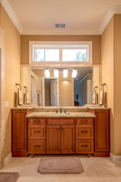 Idéer för att renovera ett medelhavsstil en-suite badrum, med skåp i mellenmörkt trä, travertin golv, ett undermonterad handfat och granitbänkskiva