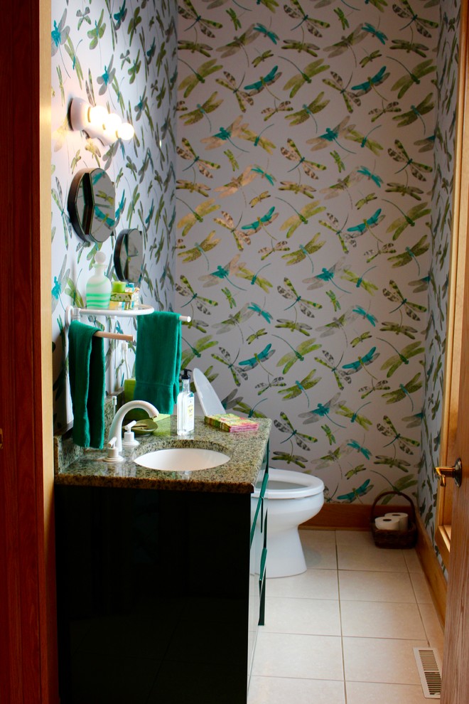 Idéer för att renovera ett litet eklektiskt toalett, med skåp i mörkt trä, vita väggar, klinkergolv i keramik, ett undermonterad handfat, granitbänkskiva och vitt golv