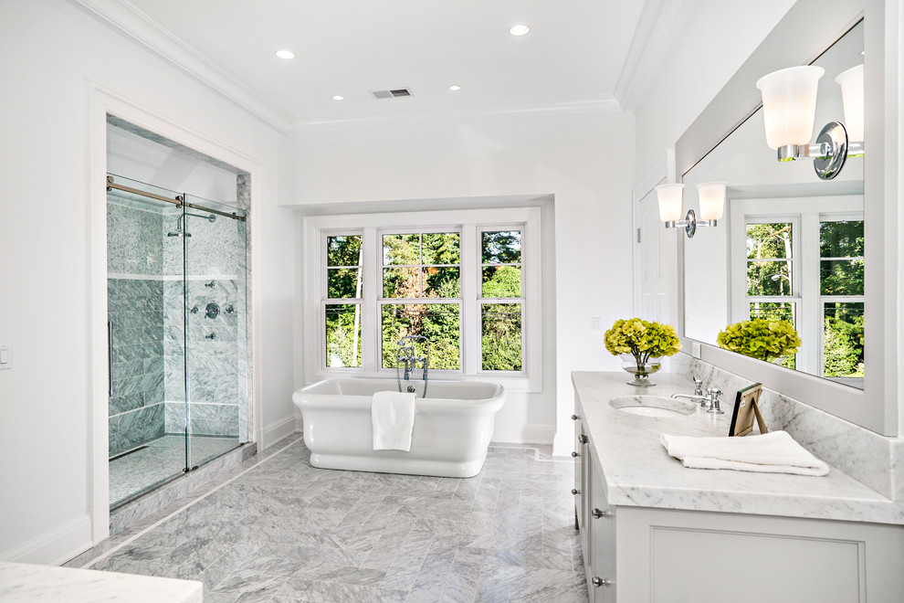 Idéer för ett mycket stort klassiskt en-suite badrum, med luckor med profilerade fronter, grå skåp, ett fristående badkar, en öppen dusch, en toalettstol med separat cisternkåpa, grå kakel, mosaik, vita väggar, marmorgolv, ett nedsänkt handfat och marmorbänkskiva