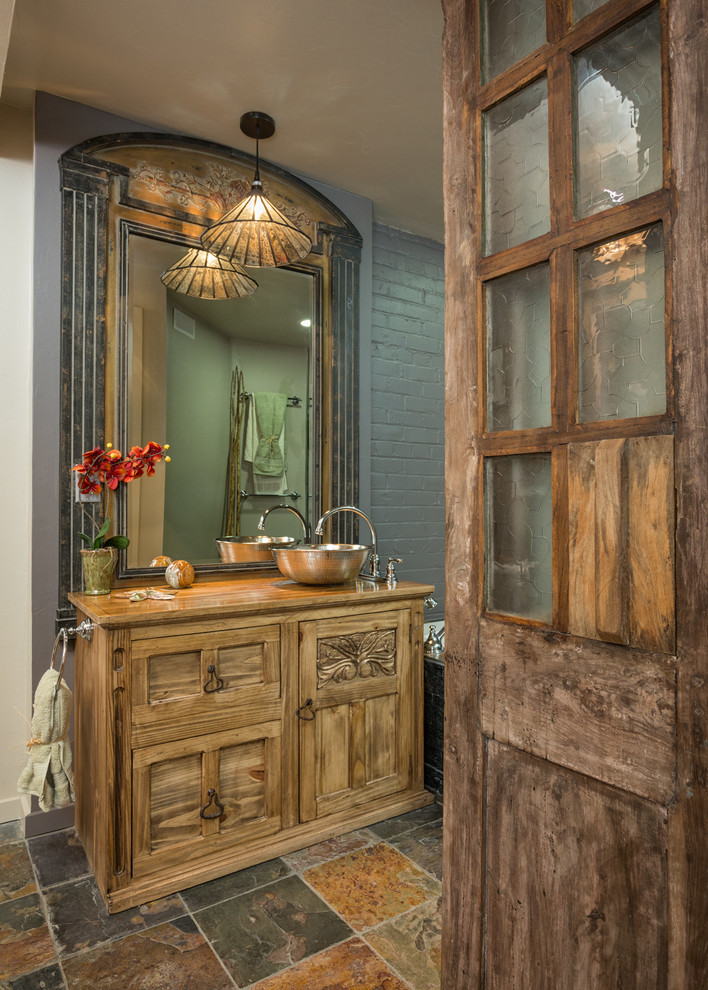 На фото: главная ванная комната среднего размера в стиле фьюжн с фасадами островного типа, светлыми деревянными фасадами и столешницей из дерева