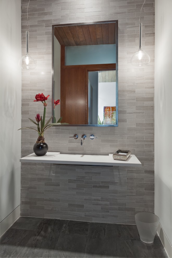 Inspiration för ett funkis badrum, med ett integrerad handfat, grå kakel och stenkakel