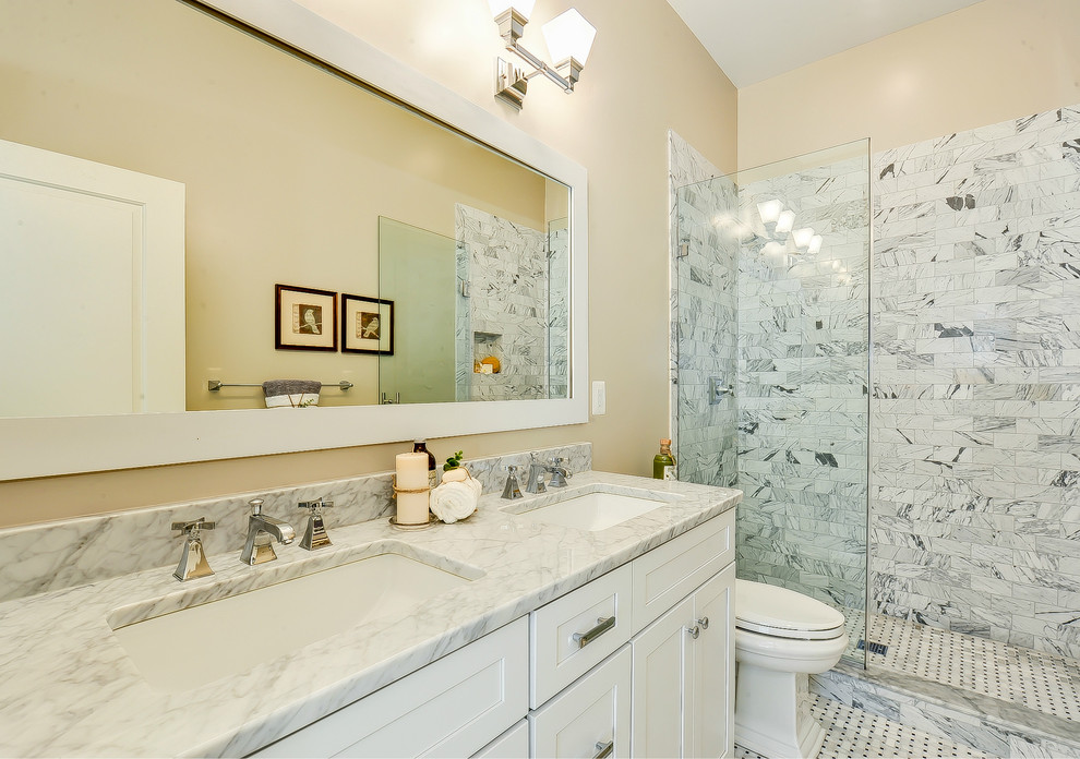 Пример оригинального дизайна: ванная комната в классическом стиле с врезной раковиной