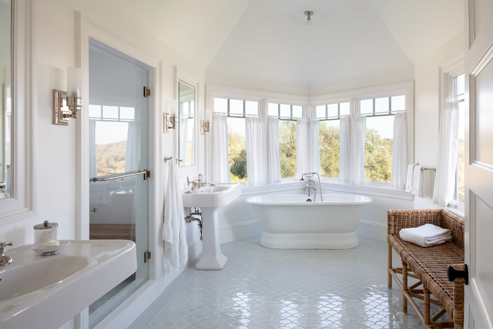 Inspiration för ett maritimt en-suite badrum, med ett fristående badkar, en dusch i en alkov, vita väggar, ett piedestal handfat, vitt golv och dusch med gångjärnsdörr
