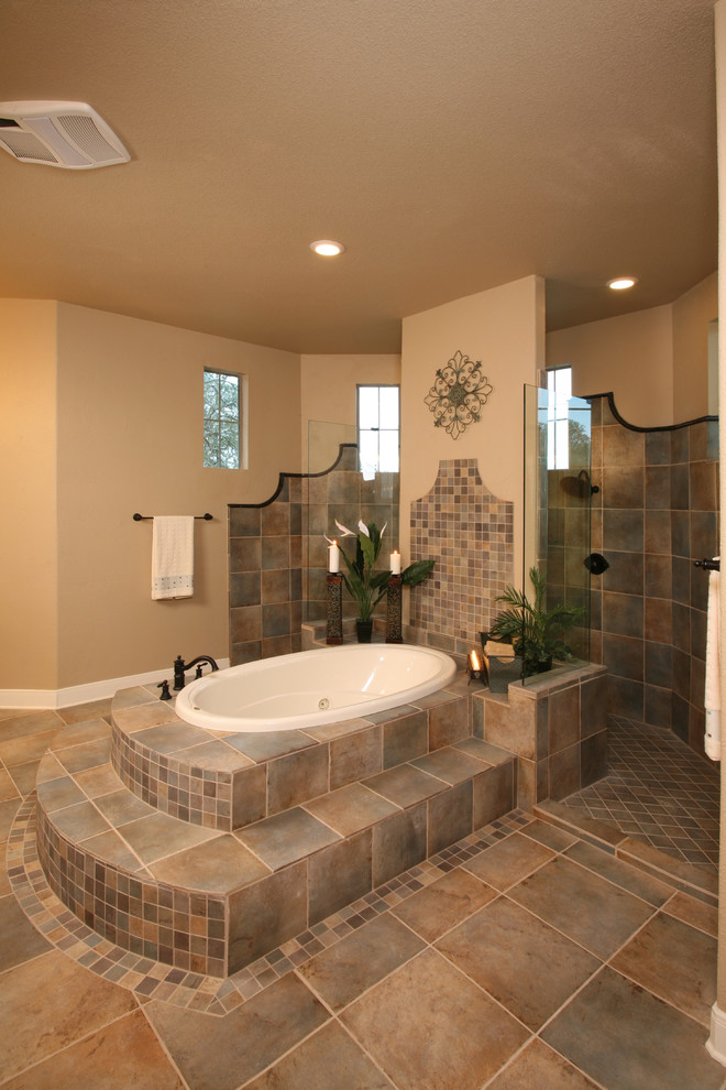 ダラスにあるトラディショナルスタイルのおしゃれな浴室 (ドロップイン型浴槽、オープン型シャワー、茶色いタイル、オープンシャワー、マルチカラーの床) の写真