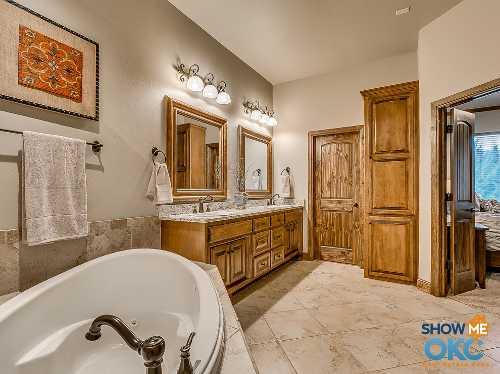 Immagine di una stanza da bagno padronale classica con lavabo da incasso, top in granito, vasca ad angolo e doccia alcova