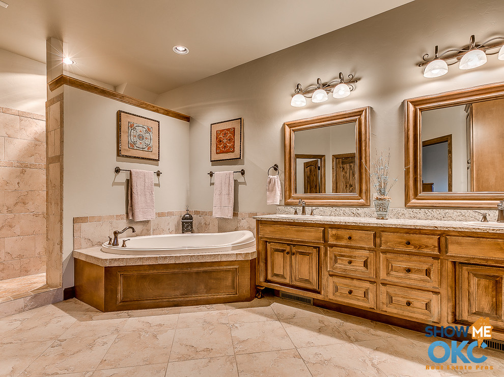 Klassisches Badezimmer En Suite mit Einbauwaschbecken, Granit-Waschbecken/Waschtisch, Eckbadewanne und Duschnische in Oklahoma City