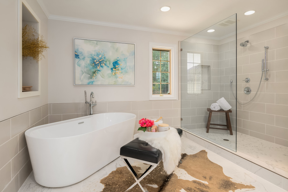 Immagine di una stanza da bagno tradizionale con vasca freestanding, piastrelle grigie, pareti grigie, pavimento bianco e nicchia