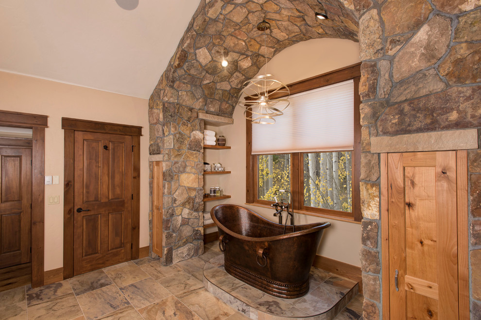 Foto de cuarto de baño principal minimalista grande con armarios abiertos, puertas de armario de madera clara, ducha esquinera, paredes rosas y suelo de baldosas de cerámica