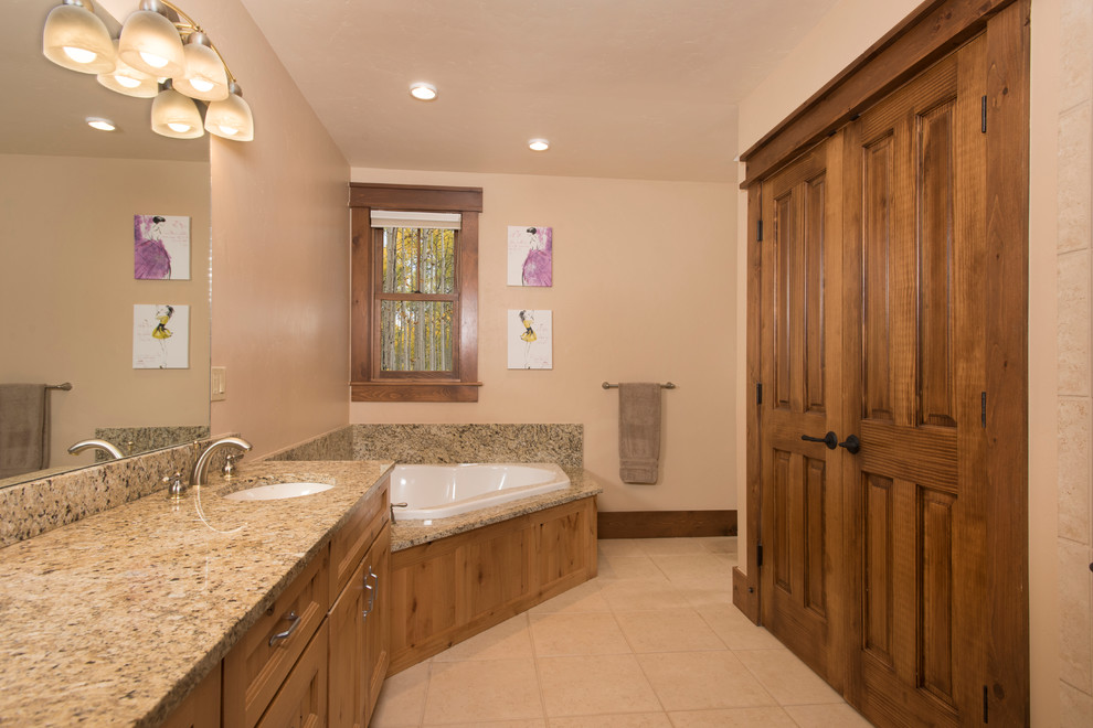 Idée de décoration pour une grande salle de bain principale craftsman en bois clair avec un placard avec porte à panneau encastré, une baignoire posée, une douche d'angle, un mur rose, un sol en carrelage de céramique, un lavabo encastré et un plan de toilette en granite.