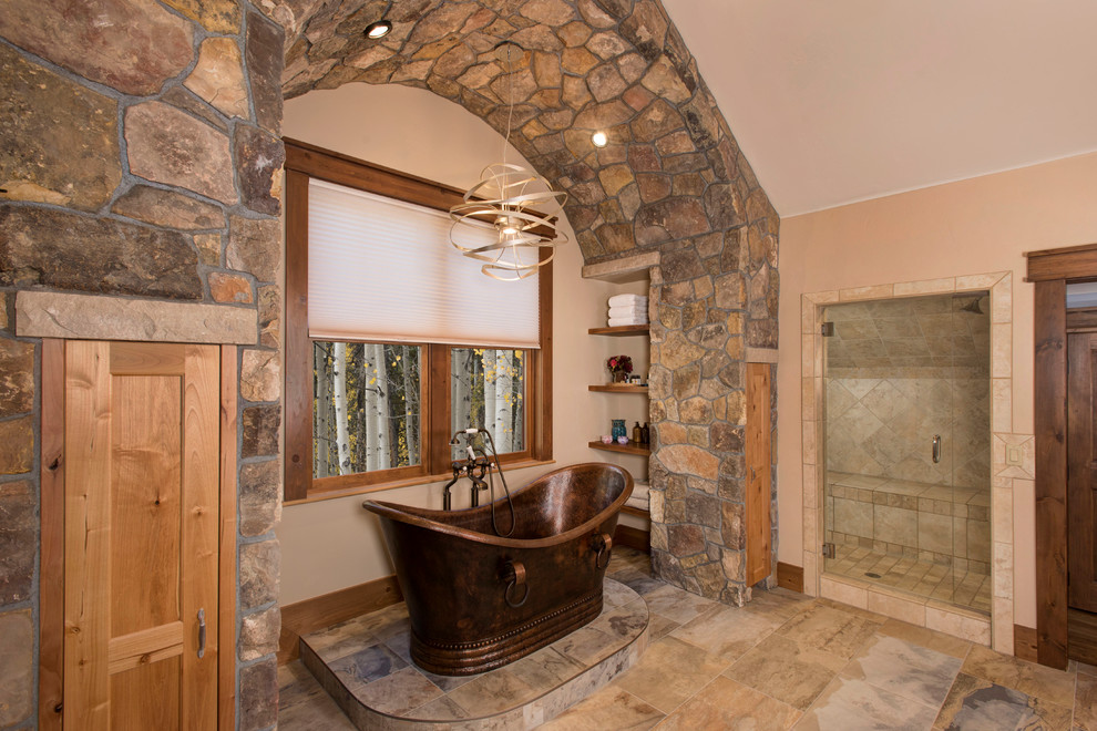 Idéer för ett stort amerikanskt en-suite badrum, med öppna hyllor, skåp i ljust trä, en hörndusch, rosa väggar och klinkergolv i keramik