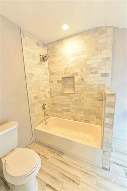 На фото: ванная комната среднего размера в стиле неоклассика (современная классика) с фасадами в стиле шейкер, белыми фасадами, белой плиткой, серыми стенами, врезной раковиной, столешницей из кварцита, серым полом, ванной в нише, душем над ванной, унитазом-моноблоком, мраморной плиткой, полом из керамогранита, душевой кабиной и шторкой для ванной