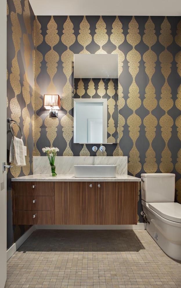 Modernes Badezimmer mit Aufsatzwaschbecken, flächenbündigen Schrankfronten, dunklen Holzschränken, Wandtoilette mit Spülkasten, bunten Wänden und Mosaik-Bodenfliesen in Austin