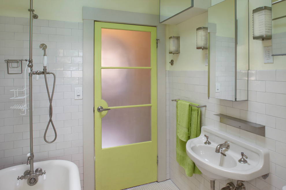 サンフランシスコにあるトラディショナルスタイルのおしゃれな浴室 (壁付け型シンク、猫足バスタブ、シャワー付き浴槽	、白いタイル、サブウェイタイル) の写真
