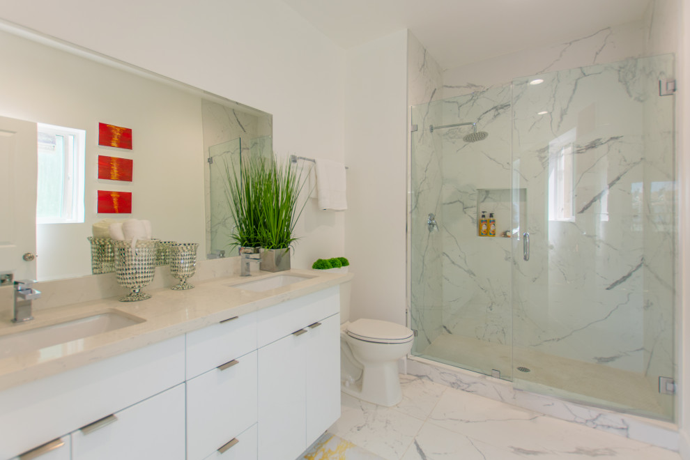 Идея дизайна: главная ванная комната среднего размера в современном стиле с двойным душем, полом из керамической плитки, столешницей из искусственного кварца, белым полом, душем с раздвижными дверями, желтой столешницей и тумбой под две раковины