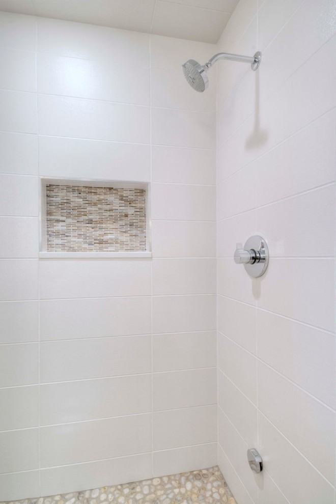Идея дизайна: главная ванная комната среднего размера в классическом стиле с душем в нише, белой плиткой, керамической плиткой, белыми стенами и полом из галечной плитки