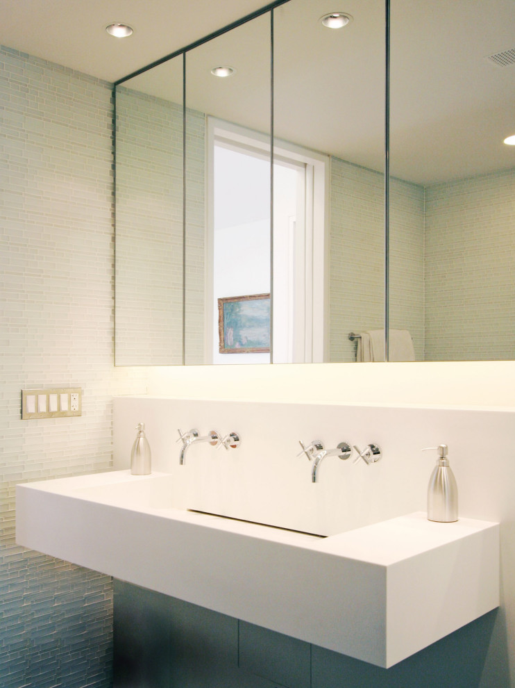 Inspiration för mellanstora vitt en-suite badrum, med blå kakel, glaskakel, ett väggmonterat handfat och bänkskiva i akrylsten
