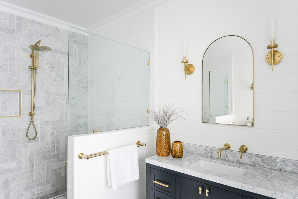 Idéer för vintage grått badrum, med skåp i shakerstil, blå skåp, en dusch i en alkov, grå kakel, vita väggar, ett undermonterad handfat och med dusch som är öppen