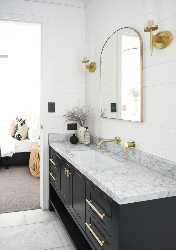Idee per una stanza da bagno classica con ante in stile shaker, ante nere, pareti bianche, lavabo sottopiano, pavimento bianco, top grigio, un lavabo, mobile bagno incassato e pareti in perlinato