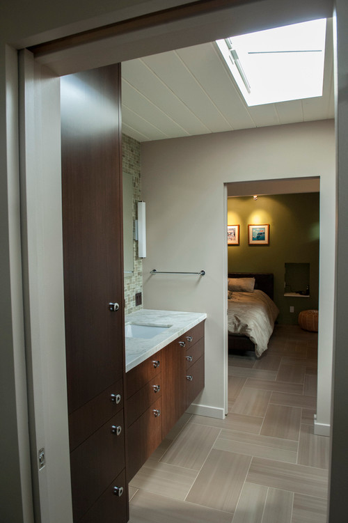 Esempio di una stanza da bagno padronale minimalista con vasca freestanding, doccia ad angolo e pareti beige