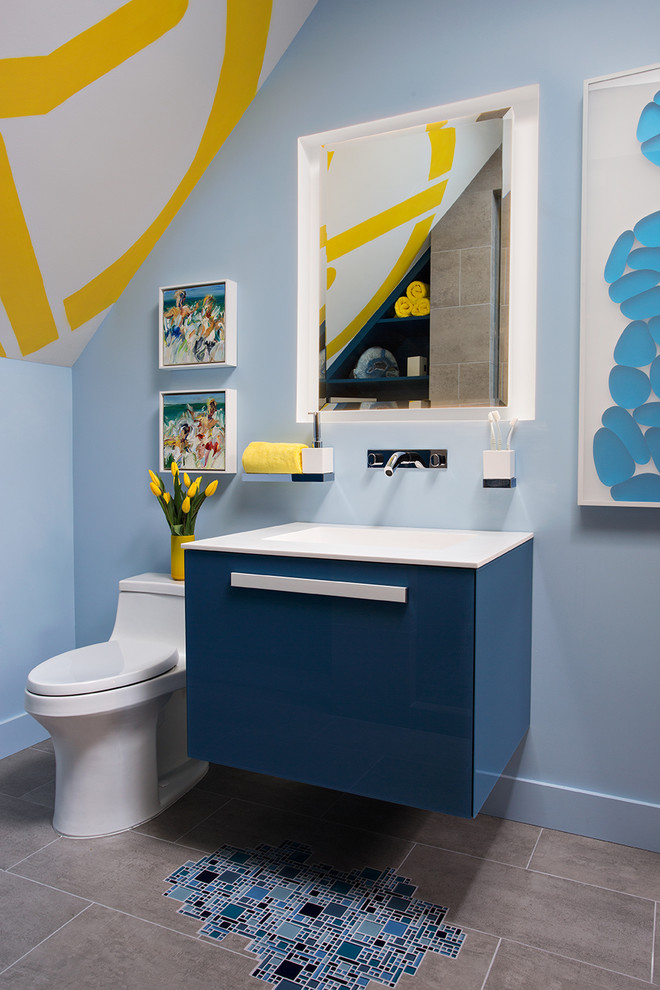 Idéer för ett litet modernt badrum för barn, med ett väggmonterat handfat, möbel-liknande, bänkskiva i akrylsten, en öppen dusch, en toalettstol med hel cisternkåpa, blå kakel, glaskakel, blå väggar och klinkergolv i porslin