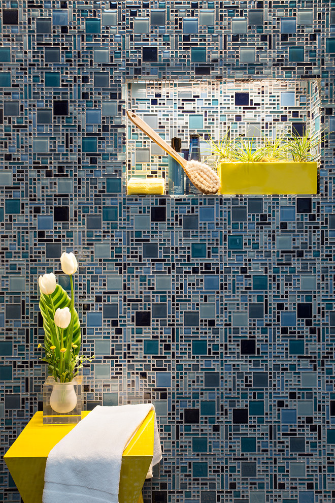Esempio di una piccola stanza da bagno per bambini moderna con lavabo sospeso, consolle stile comò, top in superficie solida, doccia aperta, WC monopezzo, piastrelle blu, piastrelle a mosaico, pareti blu e pavimento in gres porcellanato