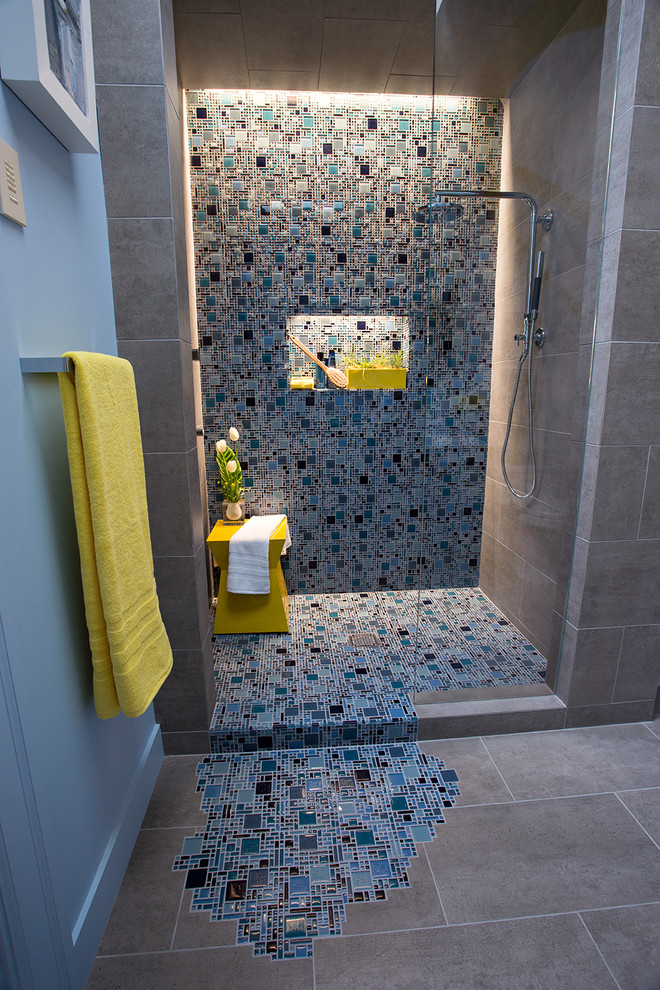 Immagine di una piccola stanza da bagno minimalista con lavabo sospeso, consolle stile comò, top in superficie solida, doccia aperta, WC monopezzo, piastrelle blu, piastrelle a mosaico, pareti blu e pavimento in gres porcellanato