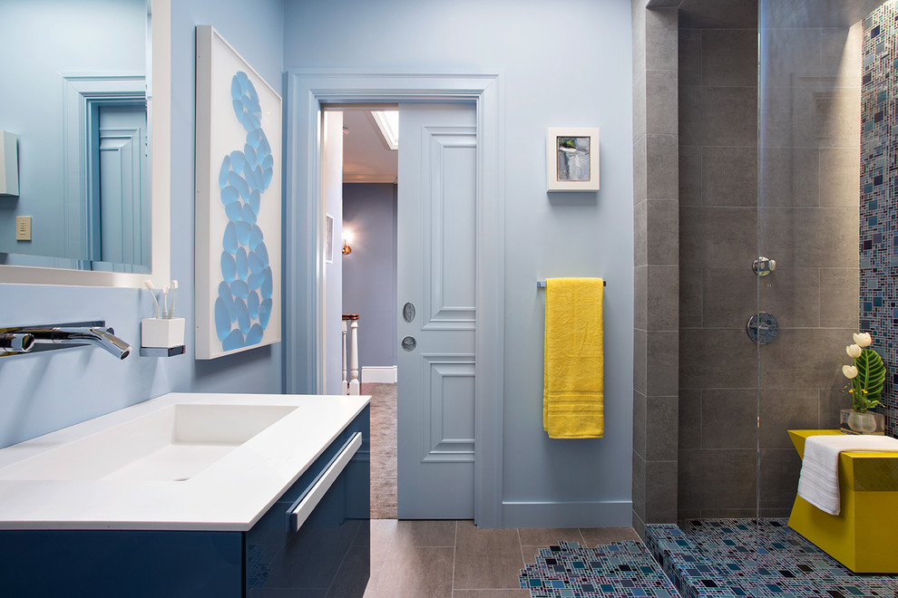 Imagen de cuarto de baño infantil moderno pequeño con lavabo suspendido, armarios tipo mueble, encimera de acrílico, ducha abierta, sanitario de una pieza, baldosas y/o azulejos azules, baldosas y/o azulejos en mosaico, paredes azules y suelo de baldosas de porcelana