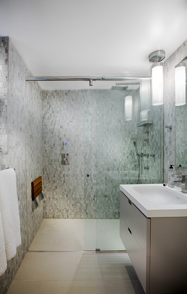 Esempio di una stanza da bagno con doccia moderna di medie dimensioni con lavabo sottopiano, ante lisce, ante beige, top in quarzo composito, doccia a filo pavimento, WC monopezzo, piastrelle grigie, piastrelle a mosaico e pavimento con piastrelle in ceramica