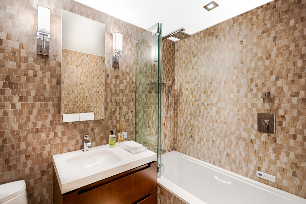 Свежая идея для дизайна: ванная комната в современном стиле с врезной раковиной и фасадами цвета дерева среднего тона - отличное фото интерьера