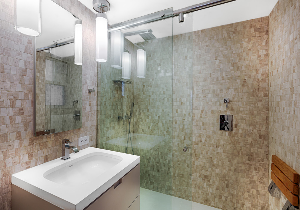 Esempio di una stanza da bagno con doccia minimalista di medie dimensioni con lavabo sottopiano, ante lisce, ante beige, top in quarzo composito, doccia a filo pavimento, WC monopezzo, piastrelle marroni, piastrelle a mosaico e pavimento con piastrelle in ceramica