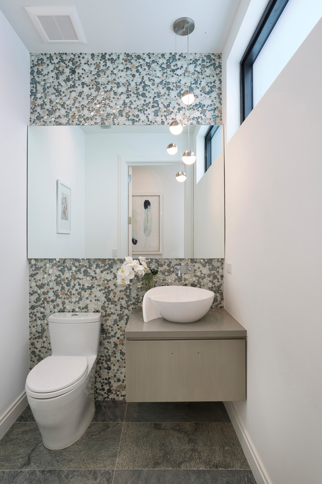Idéer för ett modernt badrum, med flerfärgad kakel och kakel i småsten