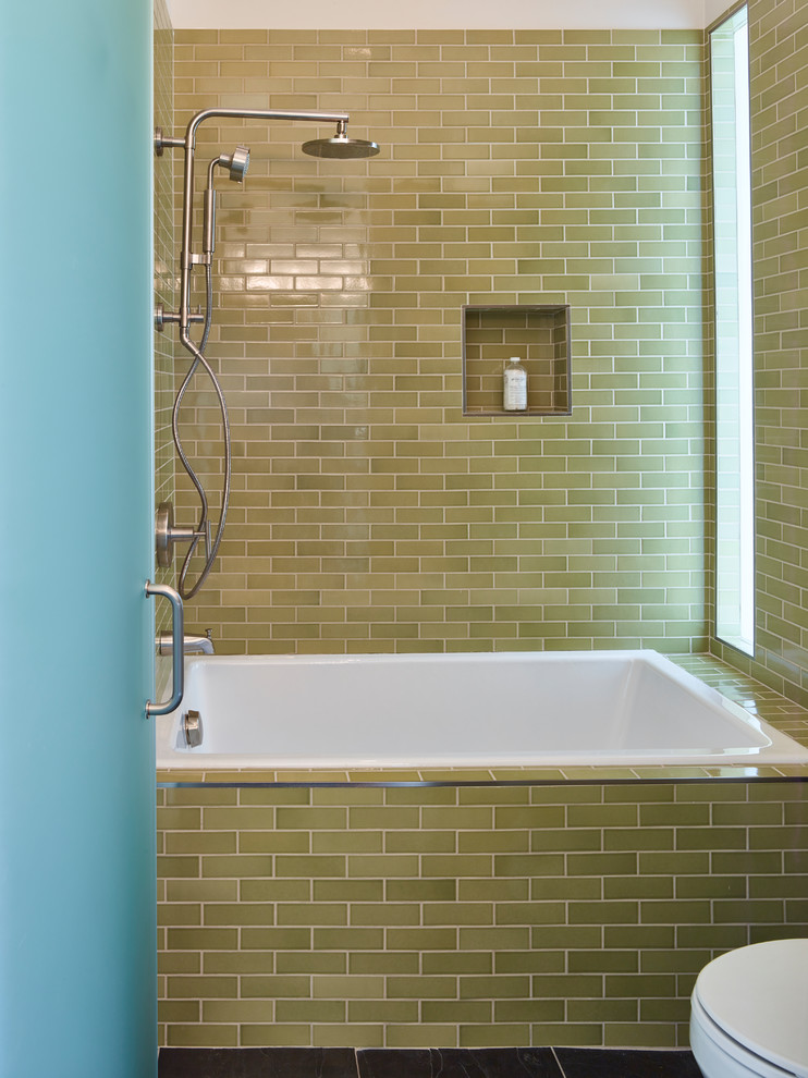 Aménagement d'une salle de bain contemporaine avec une baignoire en alcôve, un combiné douche/baignoire, un carrelage marron et un carrelage métro.