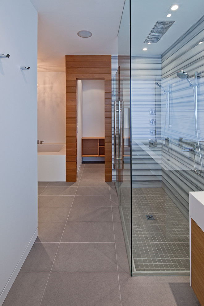Idee per una stanza da bagno contemporanea con doccia doppia e lastra di pietra
