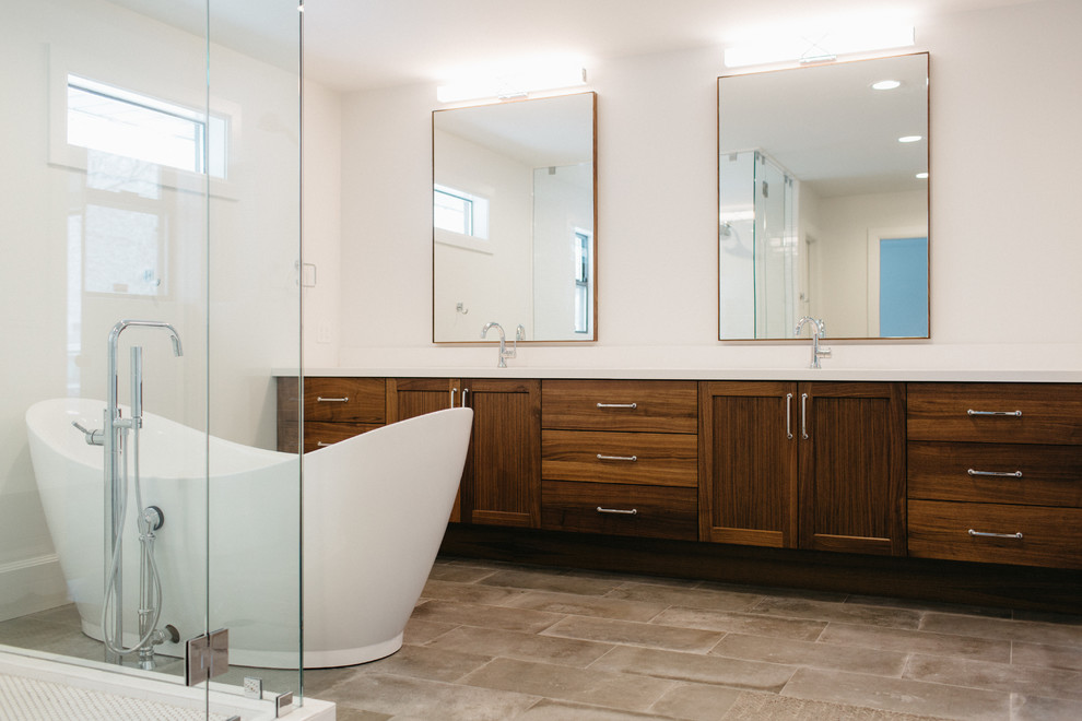 Inspiration pour une salle de bain principale traditionnelle en bois foncé de taille moyenne avec un placard à porte shaker, une baignoire indépendante, une douche d'angle, un mur blanc, un sol en ardoise, un lavabo encastré et un plan de toilette en surface solide.