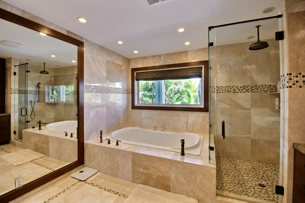 Пример оригинального дизайна: большая ванная комната в стиле модернизм с плоскими фасадами, темными деревянными фасадами, гидромассажной ванной, душем над ванной, унитазом-моноблоком, разноцветной плиткой, плиткой из листового камня, бежевыми стенами, полом из керамической плитки, накладной раковиной, мраморной столешницей, бежевым полом и душем с распашными дверями