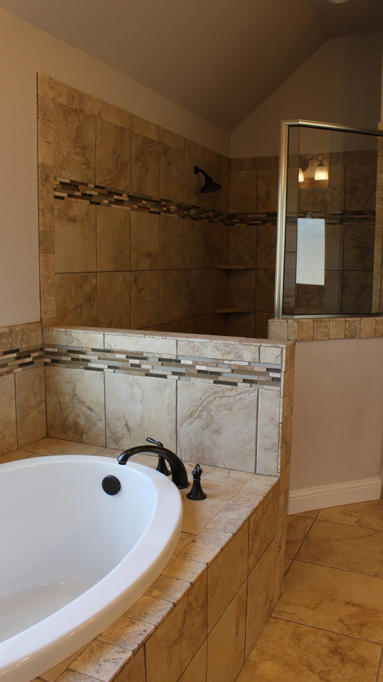 Mittelgroßes Klassisches Badezimmer En Suite mit Einbaubadewanne, Eckdusche, beigen Fliesen, Keramikfliesen, beiger Wandfarbe und Keramikboden in Dallas