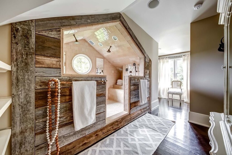 Exempel på ett lantligt en-suite badrum, med ett fristående badkar, mörkt trägolv, en dubbeldusch, beige kakel, keramikplattor, beige väggar och med dusch som är öppen