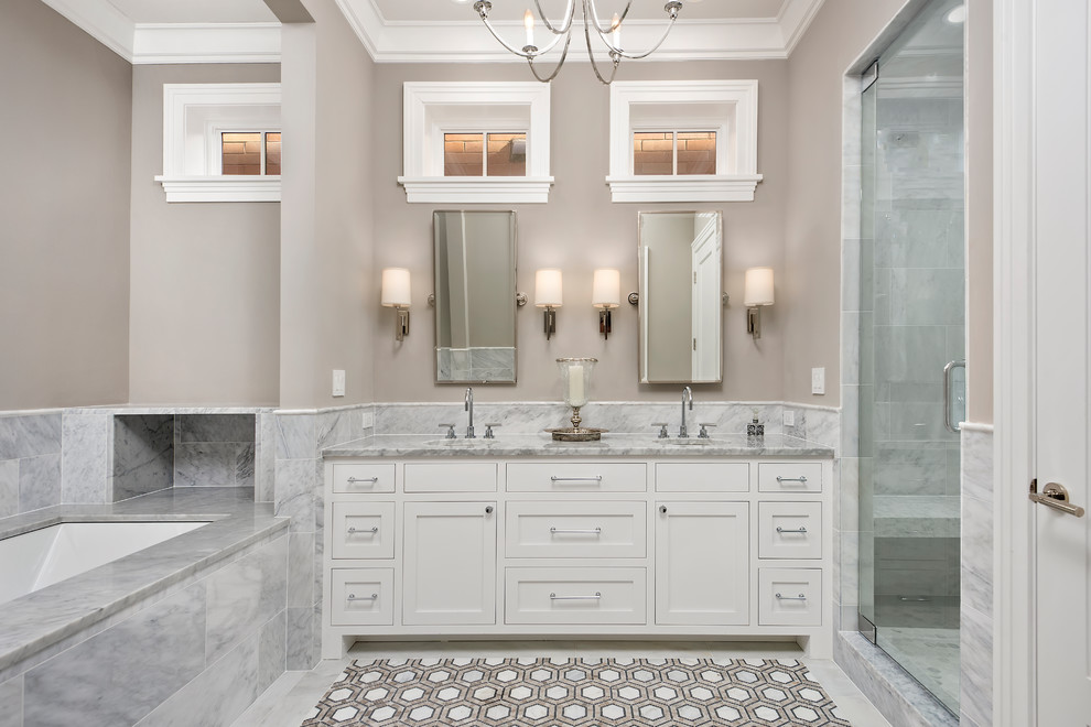 Immagine di una stanza da bagno padronale tradizionale con ante in stile shaker, ante bianche, vasca sottopiano, doccia alcova, pareti beige, lavabo sottopiano e porta doccia a battente