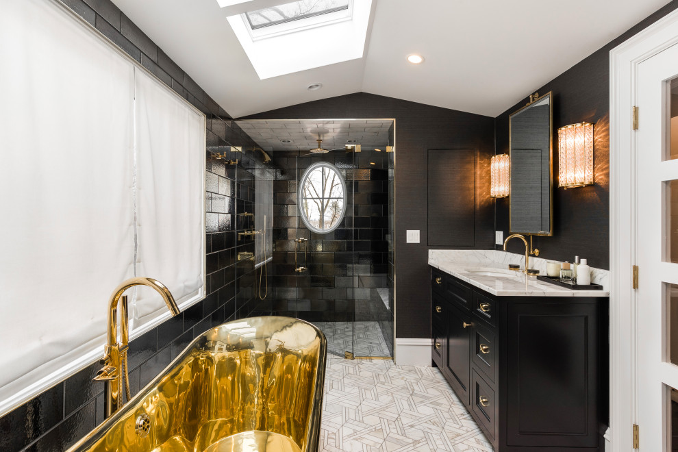 Klassisk inredning av ett vit vitt en-suite badrum, med skåp i shakerstil, svarta skåp, en kantlös dusch, svart kakel, tunnelbanekakel, svarta väggar, ett undermonterad handfat, flerfärgat golv och dusch med gångjärnsdörr
