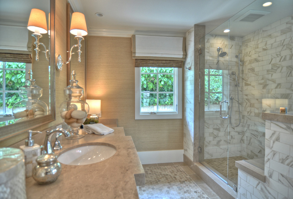 Ejemplo de cuarto de baño costero con baldosas y/o azulejos en mosaico