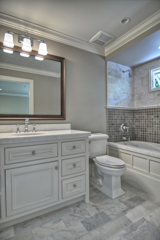 Idee per una stanza da bagno stile marino con top in marmo e piastrelle a mosaico
