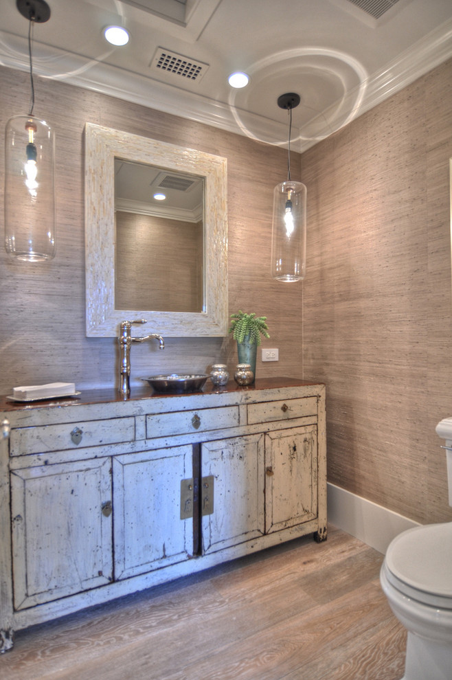 Imagen de cuarto de baño romántico con lavabo sobreencimera