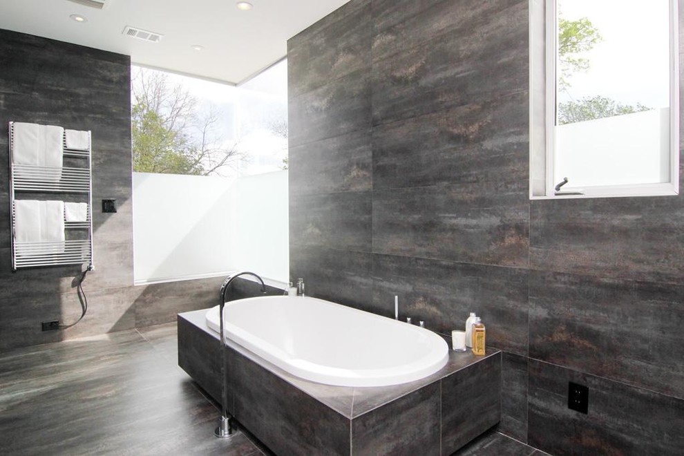 Источник вдохновения для домашнего уюта: ванная комната в современном стиле с плоскими фасадами, темными деревянными фасадами, серой плиткой, серыми стенами, настольной раковиной, столешницей из бетона и серым полом