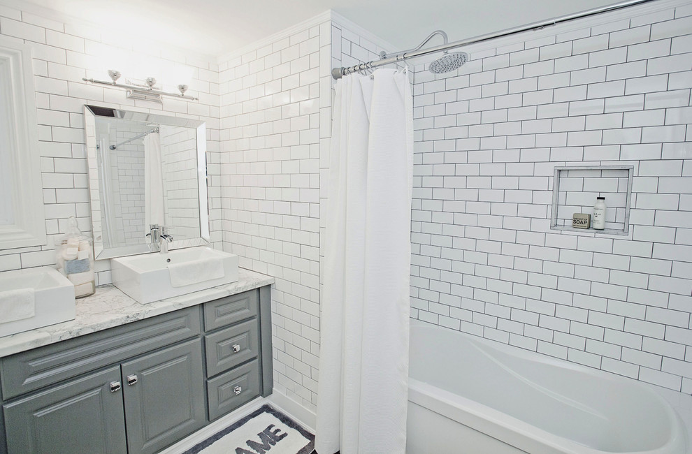 Exemple d'une petite salle de bain industrielle avec une vasque, un placard à porte shaker, un plan de toilette en stratifié, une baignoire posée, un combiné douche/baignoire, un carrelage blanc et des carreaux de céramique.