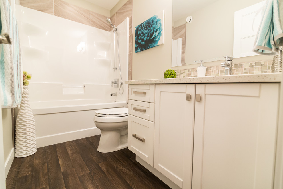 Exemple d'une salle d'eau chic de taille moyenne avec un placard à porte shaker, des portes de placard blanches, une baignoire en alcôve, un combiné douche/baignoire, WC séparés, un carrelage beige, un carrelage gris, un carrelage vert, un carrelage rose, mosaïque, un mur beige, parquet foncé, un plan de toilette en quartz modifié, un sol marron, une cabine de douche avec un rideau et un lavabo encastré.