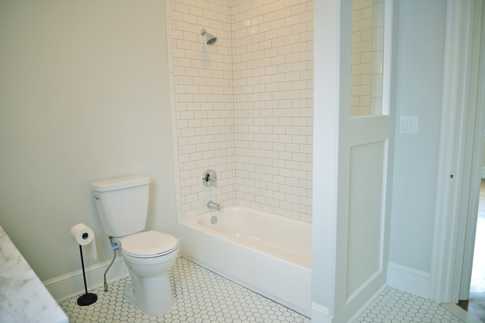 Exemple d'une salle de bain tendance de taille moyenne avec un lavabo encastré, un plan de toilette en granite, une baignoire posée, un combiné douche/baignoire, WC séparés, un carrelage blanc, un carrelage métro et un sol en carrelage de céramique.